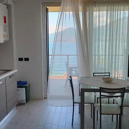 Stay & Sail - Apartment Torri Del Benaco Buitenkant foto